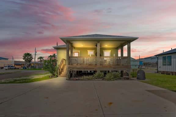 Mills Fishing Cabin - Downtown Coastal Vibes, Shopping Nearby - Image 1