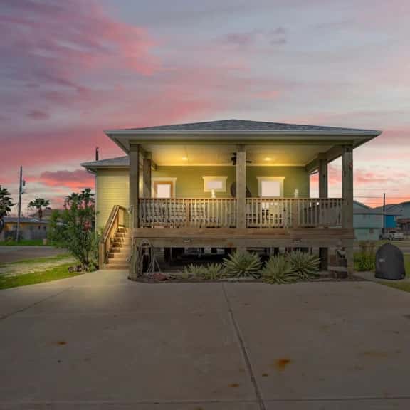 Mills Fishing Cabin - Downtown Coastal Vibes, Shopping Nearby - Image 1